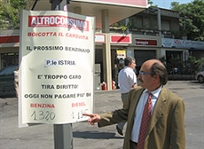 Boicottaggio distributori carburante: Altroconsumo affigge striscioni  per evitare i più cari